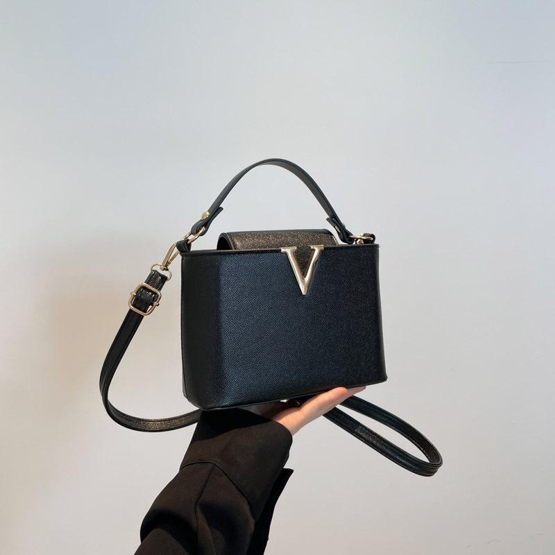 Fashion and high-end summer new light luxury texture niche versatile shoulder messenger handbag
