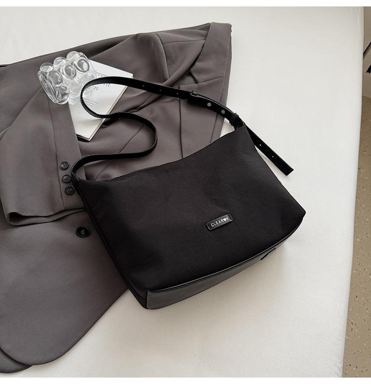 

Fashion casual women s bag 2025 new super popular tote bag large capacity messenger bag commuter shoulder bag tide чёрный