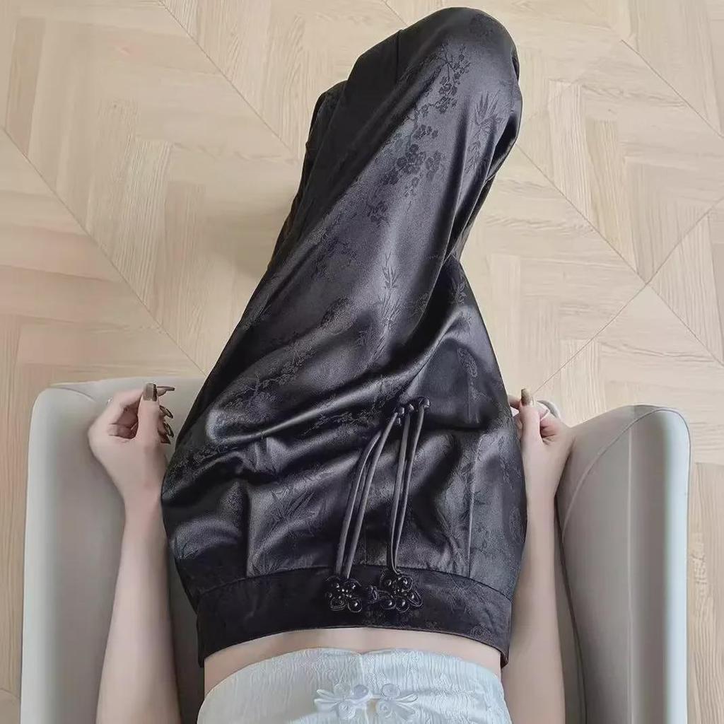 Dámské kalhoty s vysokým pasem a širokými nohavicemi ze saténového žakáru na jaro/léto 2024