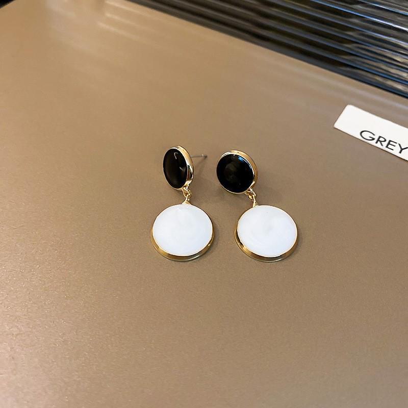 "Retro Silver Needle Irregular Pearl French Earrings - Niche Design and Fashionable"