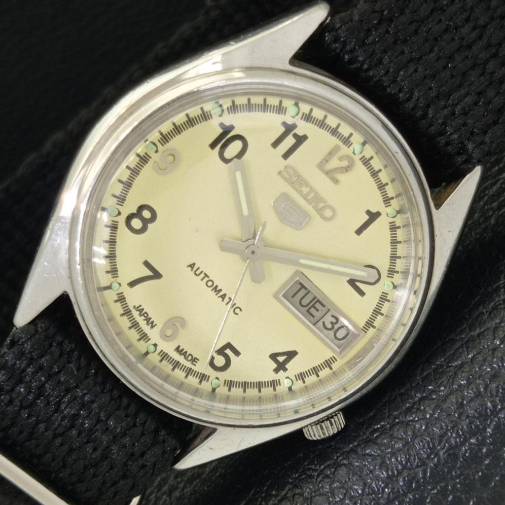 

USED VINTAGE SEIKO 5 AUTOMATIC 7019A JAPAN MENS BEIGE COLOR DIAL WATCH a433216-2 R115-a433216