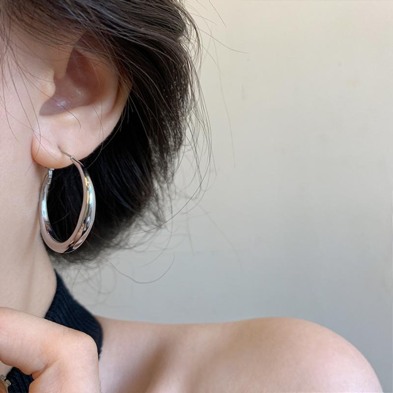INS-style Minimalist Silver Needle, Versatile Plain Ear Hoop, Light Luxury Metal Round Hoop Earrings, High-end Ear Jewelry