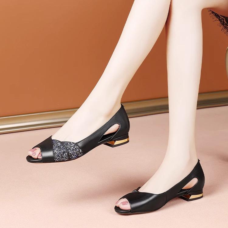 Fischmaul-Sandalen niedriger Absatz hohl offene Zehenpartie Farbabstimmung Mode Sommer 2025 neue vielseitige Damen Schuhe Pendler-Sandalen