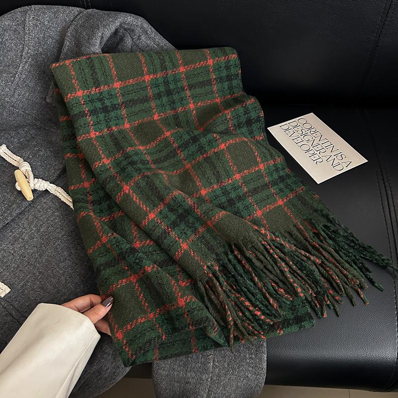 Sens literar retro, modă studențească, purtând un fular cald, călătorii de toamnă și iarnă pentru femei, atmosferă de fotografie de călătorie, șal cu franjuri