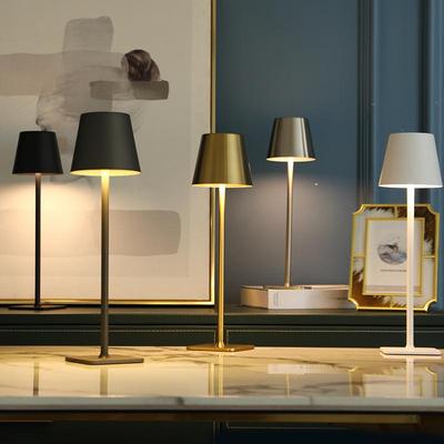 Dobíjecí 3barevná stmívací stolní lampa 1800mAh Přenosná LED stolní lampa pro restaurace Ložnice Bary Domácí terasa Venkovní