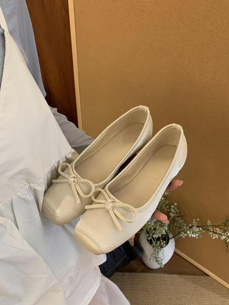 Xiaoxiangfeng Korean Version Bow Light Low Heel Single Shoes Women's Spring and Summer 2025 New Velvet Square Head Doudou Shoes