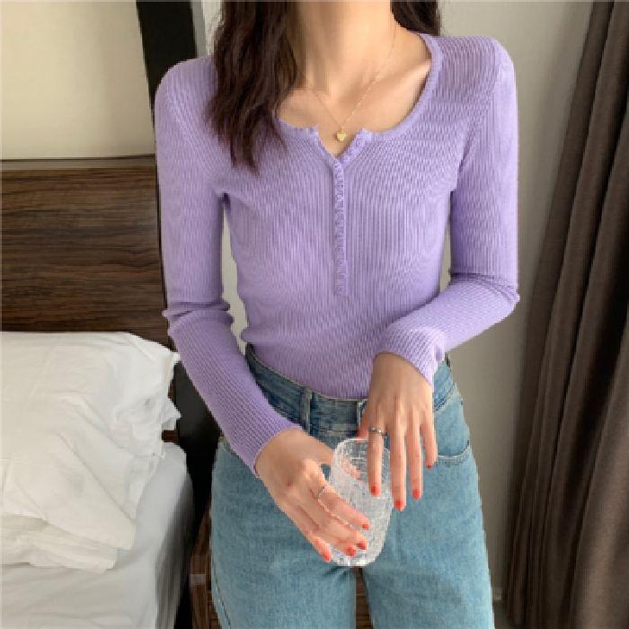 A Long-sleeved, Button-down V-neck Knitted Base Layer with A Stylish, Slimming Top