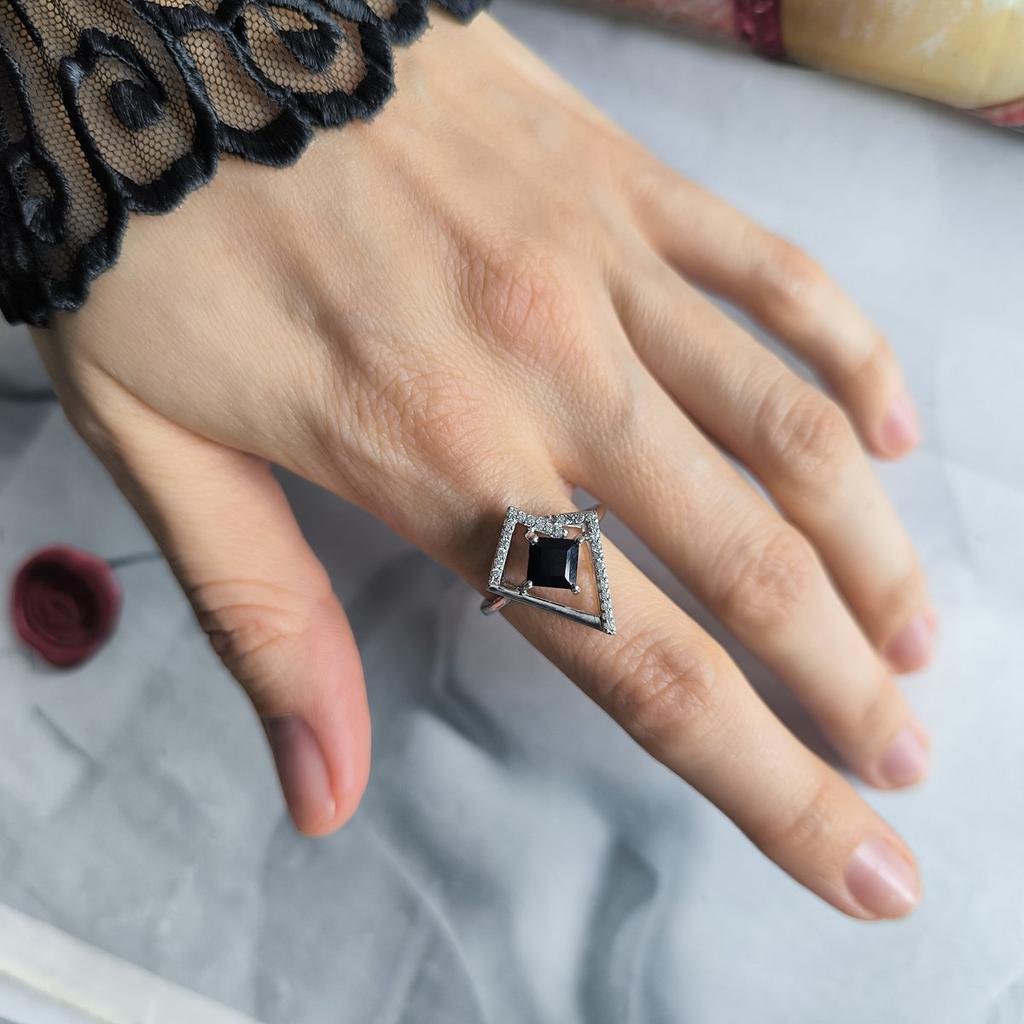 Серебряное кольцо с натуральным сапфиром 1.755ct, фианитами, вес изделия 3,3 гр (2202608)