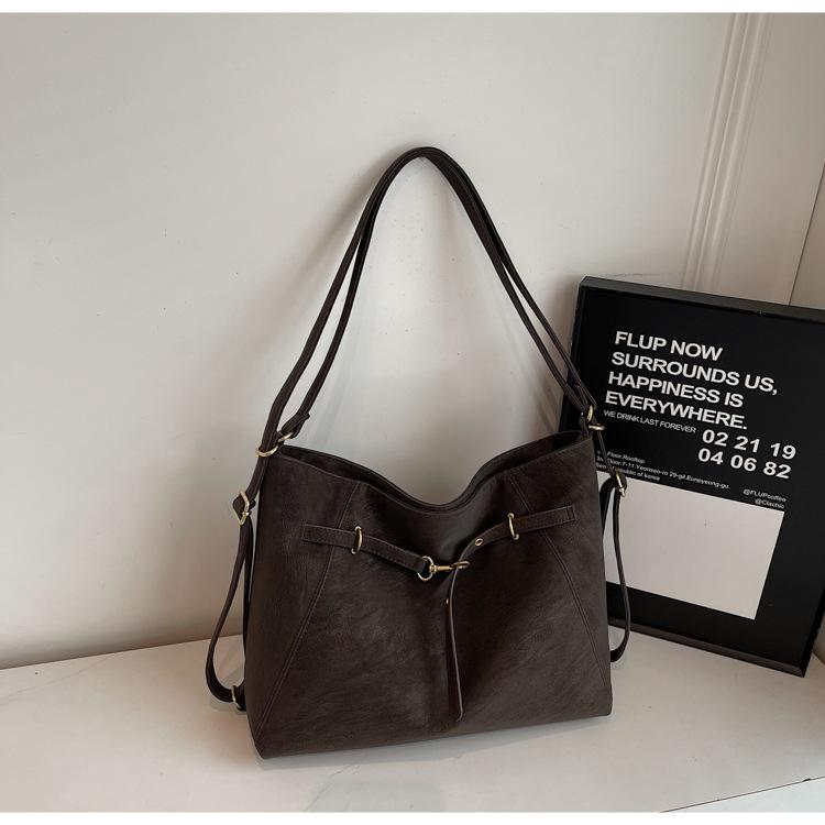 

Large capacity Korean tote bag women s 2025 new trendy fashion simple shoulder bag Korean niche design messenger bag темно-коричневого