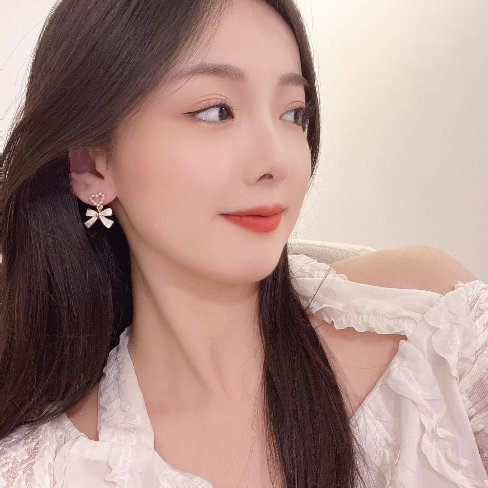 Koreanischer Mode-Charme Weißer Schleifenknoten Steckerohrring für Damen Temperament Perlen Schleife Herz Ohrringe Party Schmuck Zubehör Geschenk