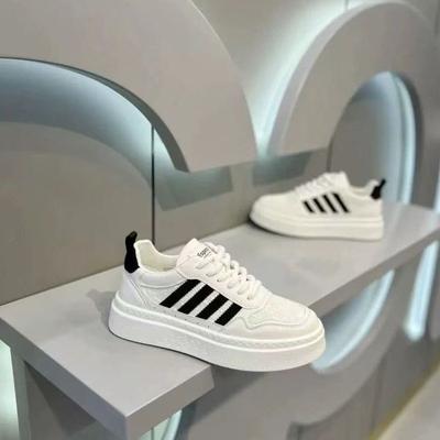 Pantofi de vară pentru bărbați casual respirabili pantofi albi mici primăvară înălțare 2025 noi sport cu talpă groasă super moi pantofi de skateboard ușori bărbați