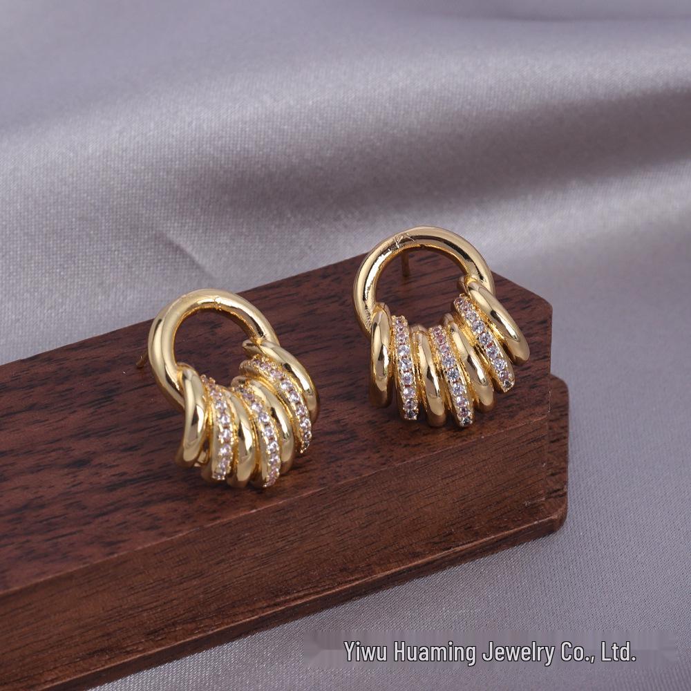 Stylish Gold Circle Ear Cuffs - Light Luxury Jewelry for Trendy Women