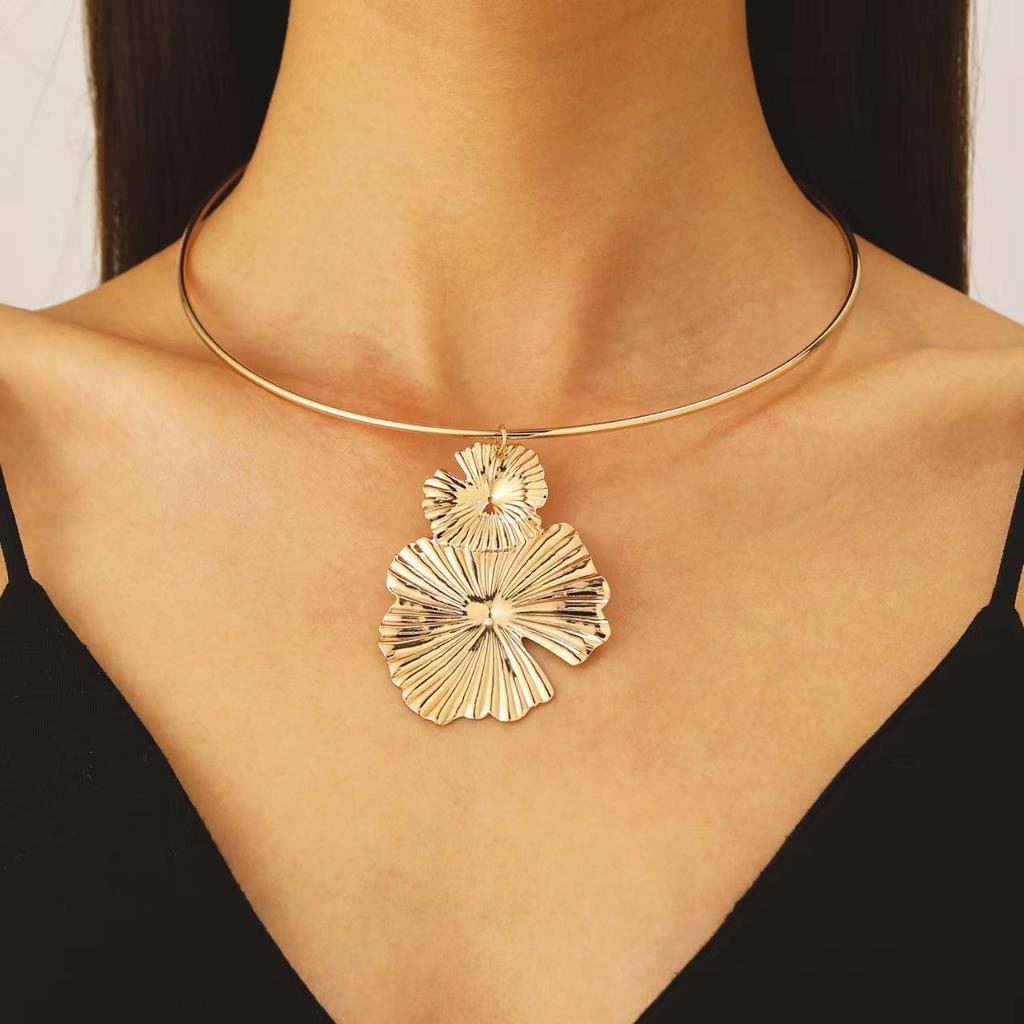 Retro Geometric Pleated Choker & Earring Set with Metal Flower Necklace