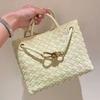 Borsa a tote intrecciata in pelle con fibbia in corda metallica, design di nicchia, portatile a spalla, borsa a cesto per verdura di grande capacità