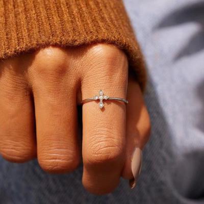Anello Sottile e Brillante a Forma di Croce Gioiello Quotidiano da Donna con Zirconia Luminosa Accessori Versatili ed Eleganti per le Dita per Donne