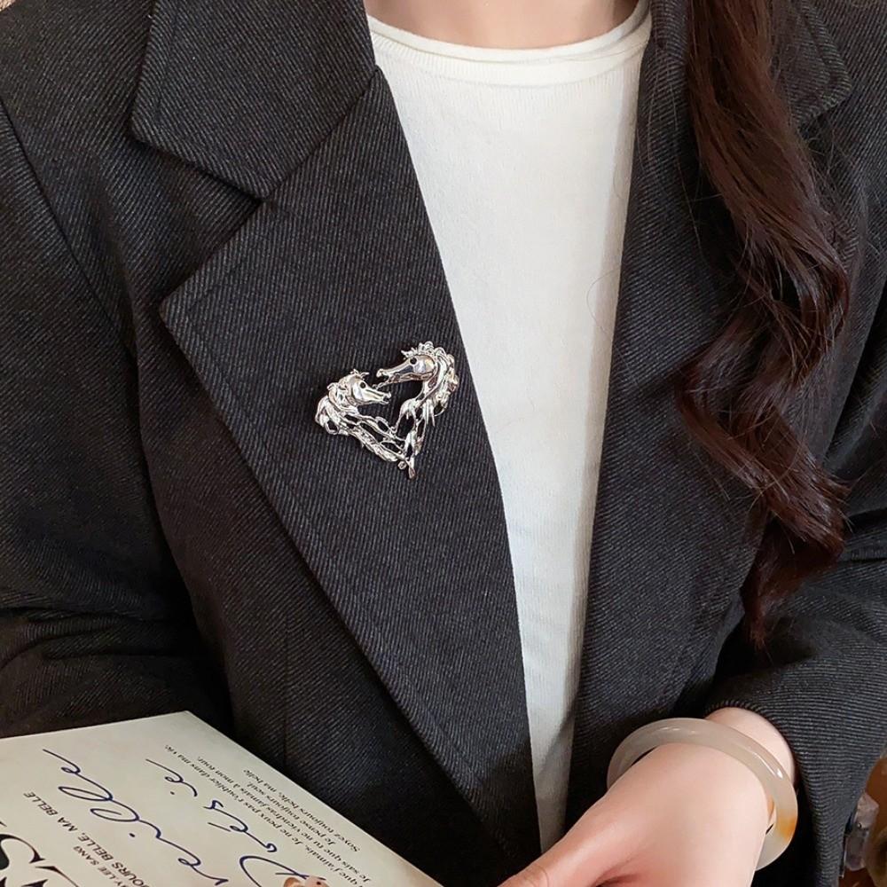 Horse Year Zodiac Animal Pins Zinc Zinc Alloy Hollow-out Metal Pony Badge Pin Zodiac Horse Head Brooch Gift