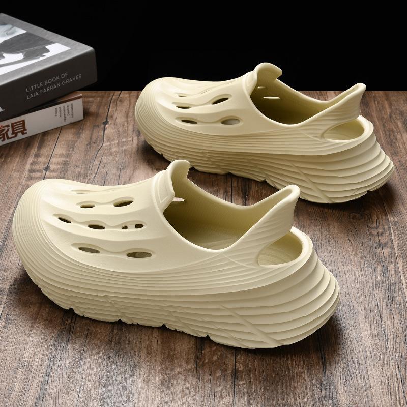 Hole shoes for women do not stink outside, thick soles of feet are non-slip, breathable, heightening, lightweight and cool slippers