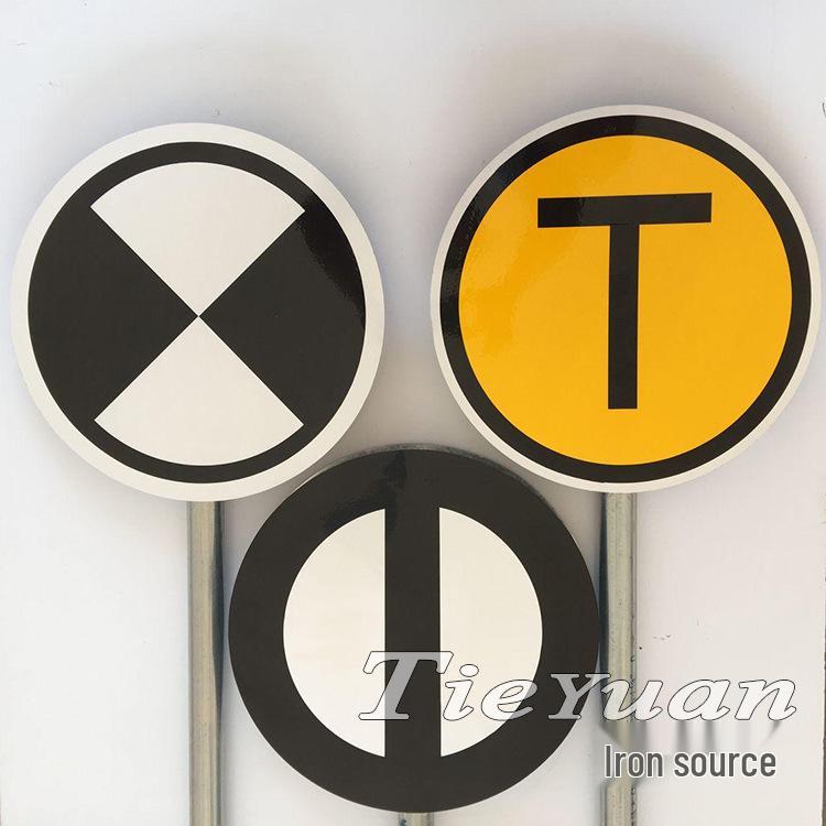 Железнодорожный знак снижения скорости Т-образный