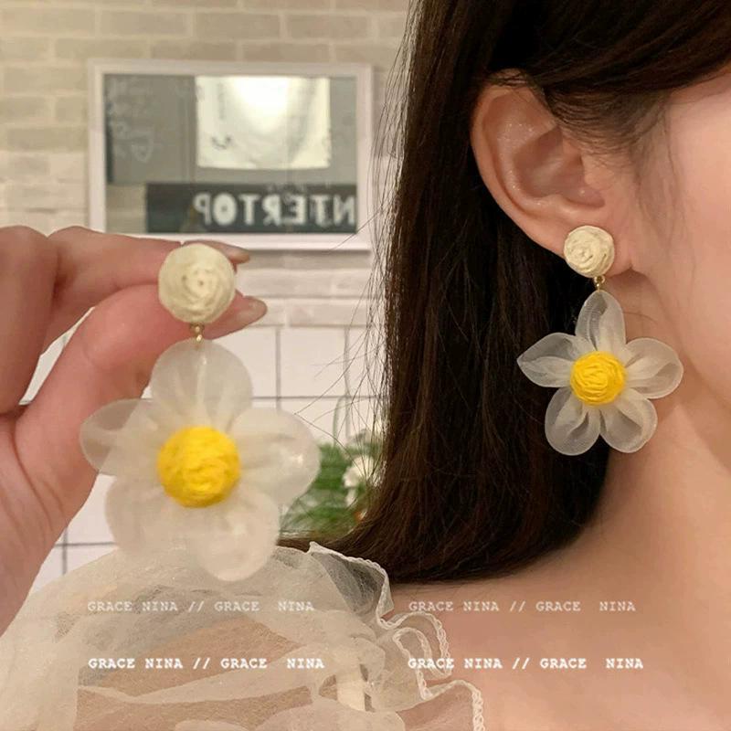 Orecchini Estivi di Fiori Dolci: Versatili Borchie di Alta Gamma con Ago in Argento 925