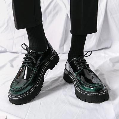 Herren Freizeitschuhe aus Leder im britischen Stil mit runder Spitze für Business und Arbeitskleidung in Schwarz. Perfekt für jugendliche Männer, die glänzende Details zu schätzen wissen.