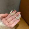 Silberne Perlenblumen-Ohrringe mit Diamant-Intarsien: Luxuriöse französische Retro-Ohrstecker für Damen