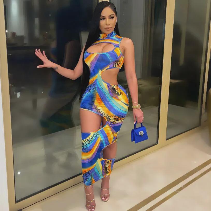 

*Платье-комбинезон из молочного шелка с принтом и без рукавов* L