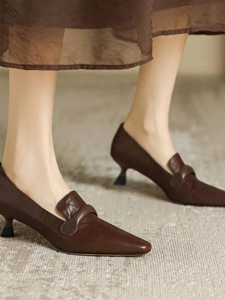 Französisches Retro-Temperament Damenschuhe mit niedrigem Absatz Frühling neue Leder spitze hohe Absätze kleine Lederschuhe große Größe 43