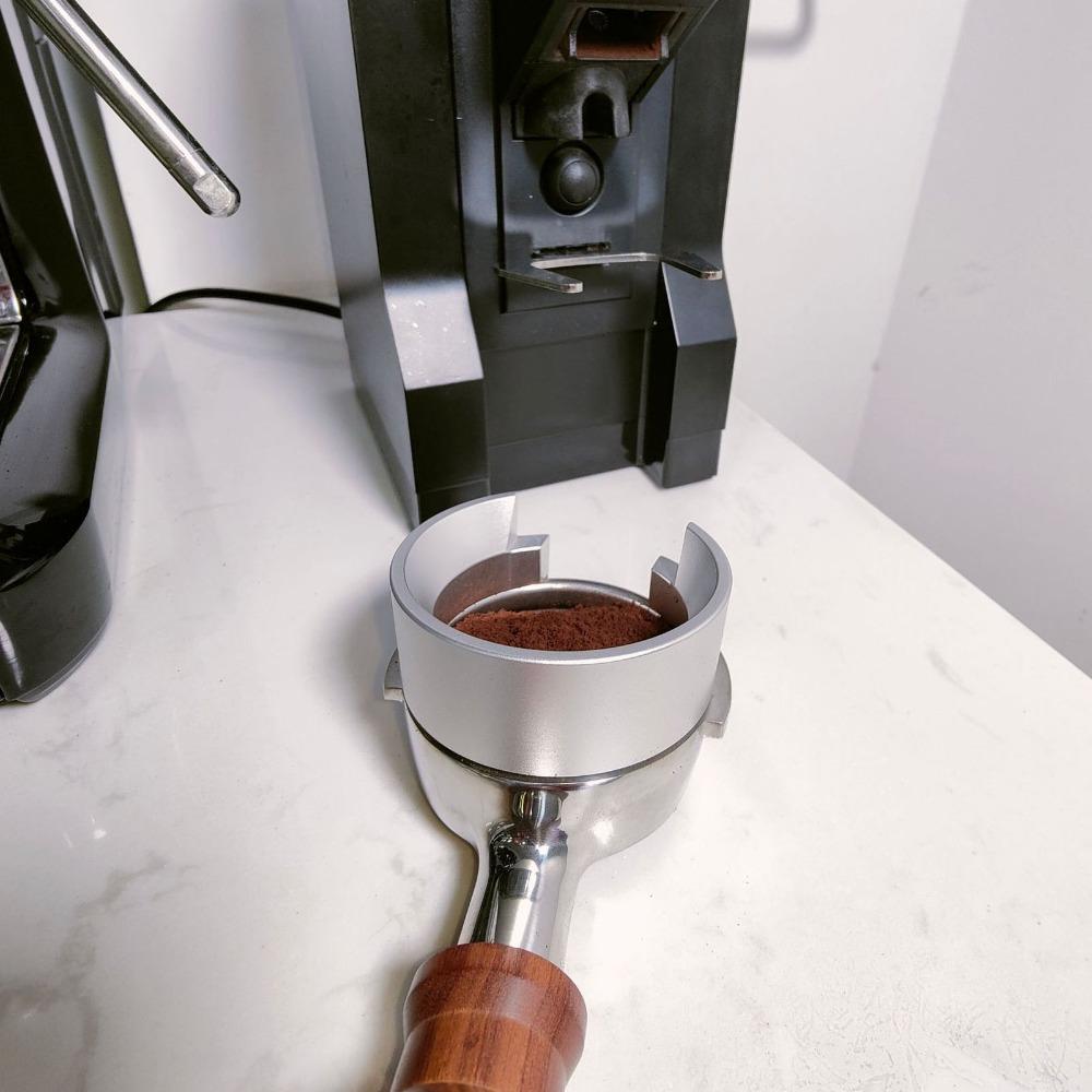 Aluminum Construction 58mm Coffee Dosing Funnel Black Silver Coffee Machine Dosing Ring Rustproof Aluminum Dosing Funnel