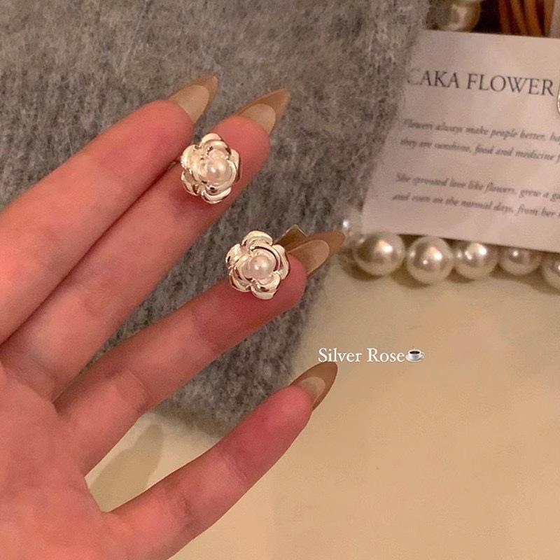 Autumn and winter camellia pearl stud earrings, Xiaoxiangfeng unique earrings, niche design sense, high-end earrings, femininity explosion