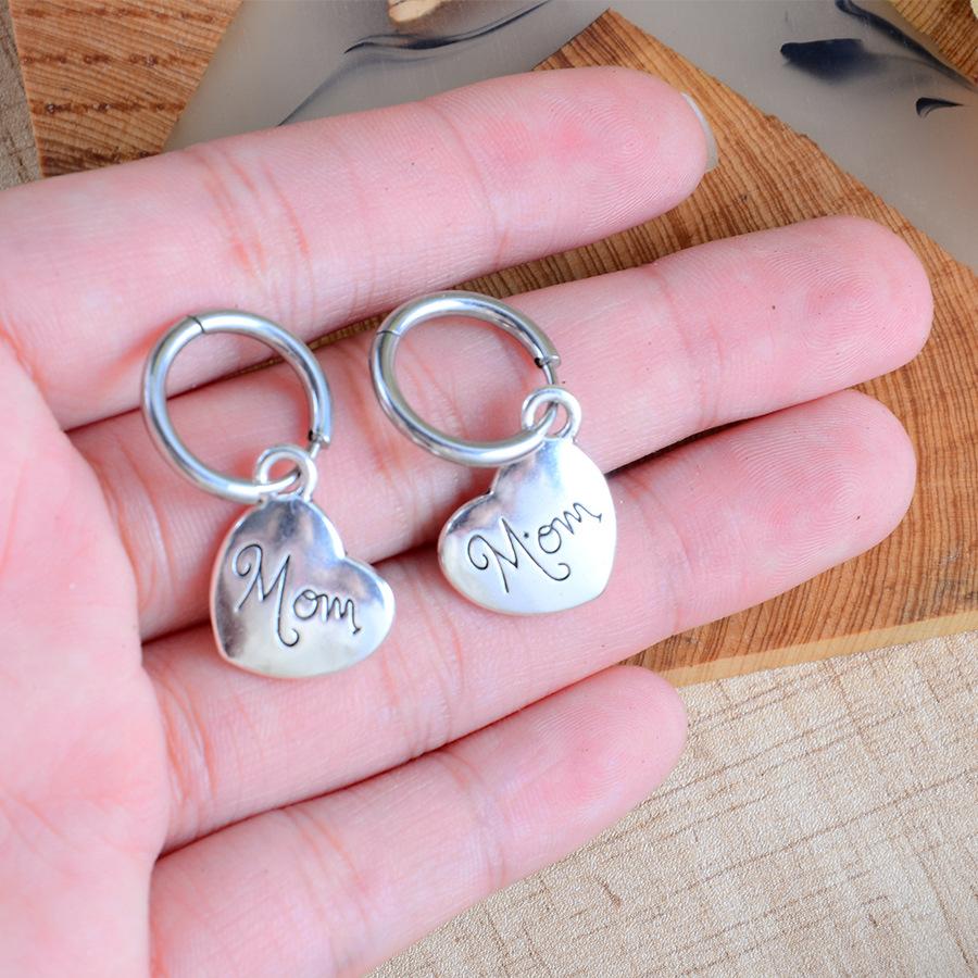 

1 pair of heart-shaped earrings engraved with MOM, suitable as a Mother s Day gift