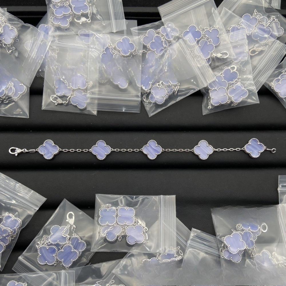 Hochwertiger roter Chalcedon Laser vierblättriges Kleeblatt fünfblütiges Armband 18K Roségold leichter Luxusschmuck Geschenk für Freundin