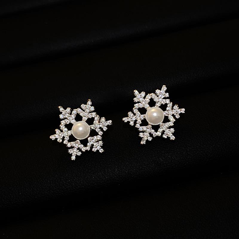 Silver Zircon Snowflake Pearl Earrings: Elegant High-End Studs with Exquisite Versatility and Unique Design.