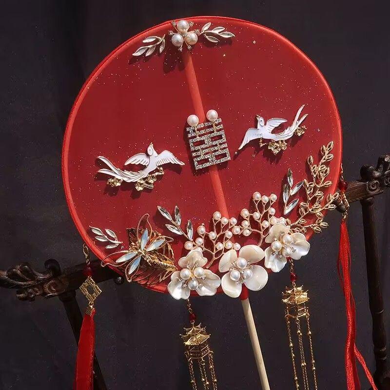 Evantai Rotund de Nuntă Chinezesc cu Mâner Lung Roșu în Stil Antic - Cadou Nupțial Făcut Manual