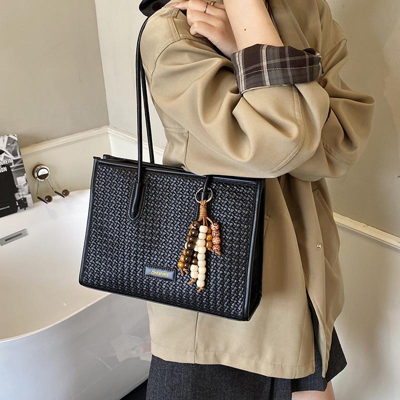Retro Woven Bag Women's Large Capacity 2025 New Autumn and Winter Casual Shoulder Underarm Bag Popular Commuter Tote Bag