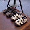 Kleinkind Sommer Zehengeschlossene Strandsandalen, Weiche Anti-Kick Lauflernschuhe für Alter 1-3, Infant Hohl-Design.