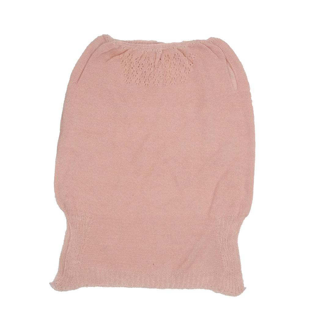 This face and neck warmer features a texture with silk on the skin designed by a sleep therapist for a comfortable a relaxed fit and made of cotton