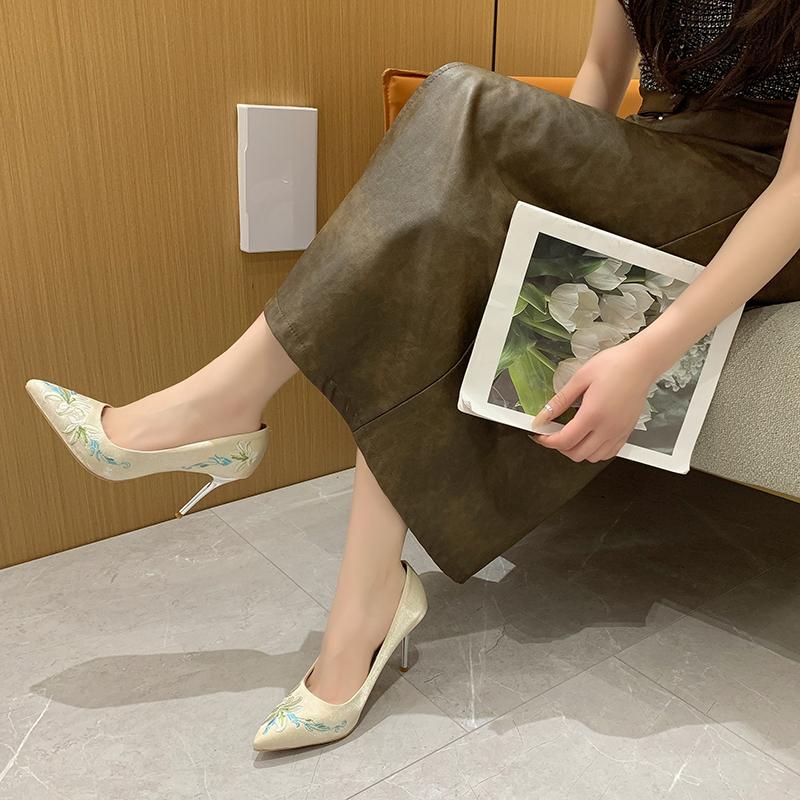 

Мода 2024 года, брендовые женские туфли без застежек, женские туфли на высоком каблуке, модные вышитые туфли-лодочки для вечеринок, женские сексуальные туфли с острым носком, женские туфли Zapatos 40 покинуть белый