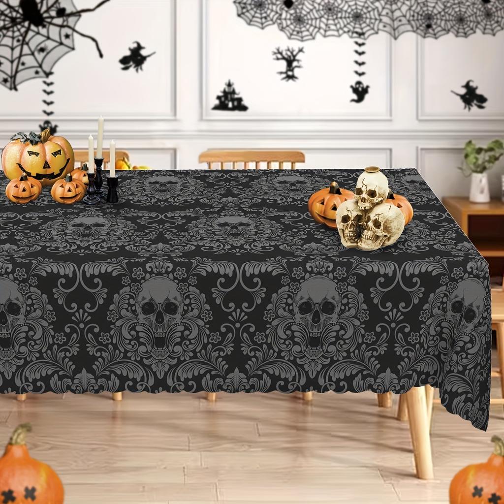 Una tovaglia nera in stile gotico con stampa di teschi - squisito motivo floreale horror, per festa di Halloweenzyc