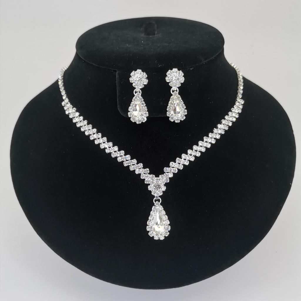 Set di Gioielli Disponibile: Collana e Orecchini con Diamanti Intarsiati in Metallo per Spose