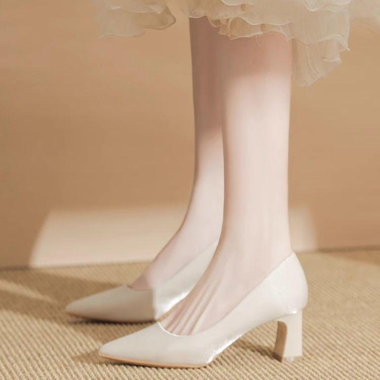 

Женские туфли-лодочки из нюдового атласа с острым носком и массивным каблуком – Универсальная обувь для подружек невесты и свадебная обувь на весну и осень 36 светло-бежевый