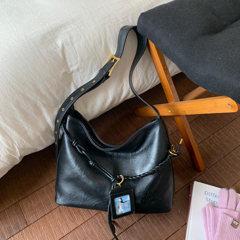 

Retro large-capacity messenger bag women s autumn and winter new trendy fashion bucket bag large-capacity underarm bag чёрный