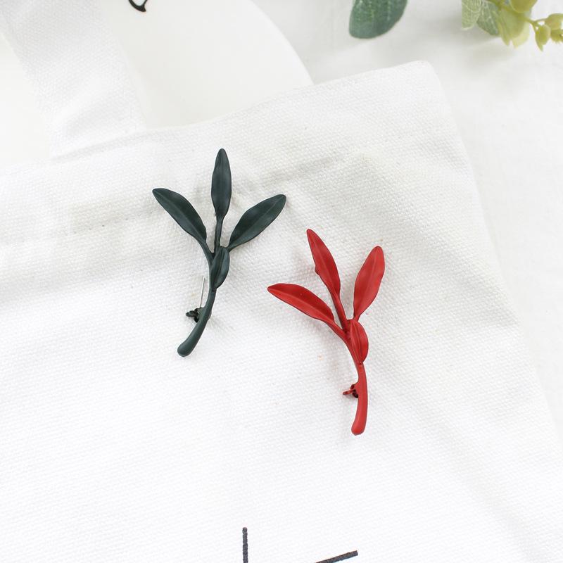 Elegant Tea Leaf Brooch: Three-Dimensional Plant Badge