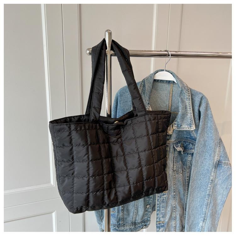 

Модная и повседневная сумка большой вместимости, женская новая корейская версия сумки под мышкой, простая сумка-мессенджер через плечо в иностранном стиле чёрный