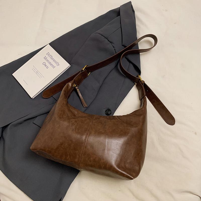 Retro bag women's large-capacity new versatile casual niche shoulder messenger bag commuter dumpling bag