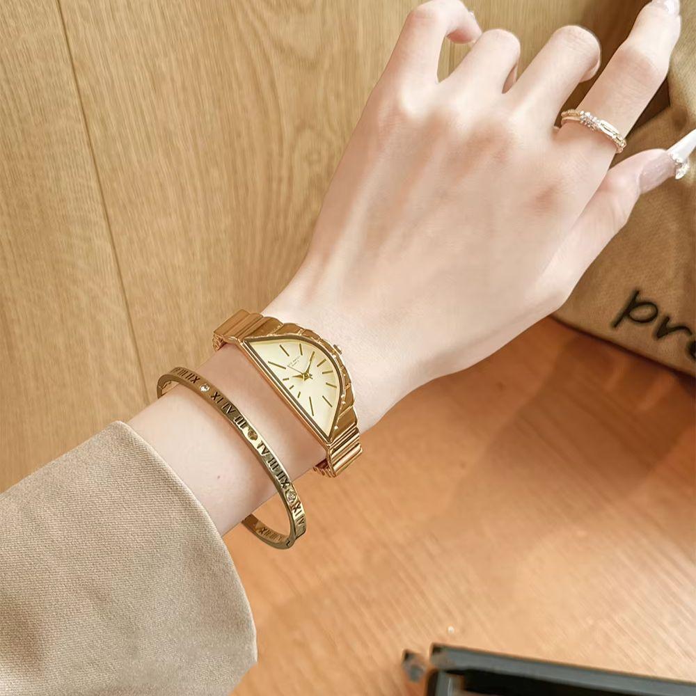 Modische und elegante Damenarmbanduhren Goldfarben Unregelmäßiges Dreieck Zifferblatt Luxus Damenuhr Quarz Professioneller Arbeitsplatz