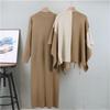 Damenanzug für Herbst und Winter Neues Produkt Kontrastierendes Cape Schal Halbochgeschlossenes Strickkleid Zweiteiliges Set