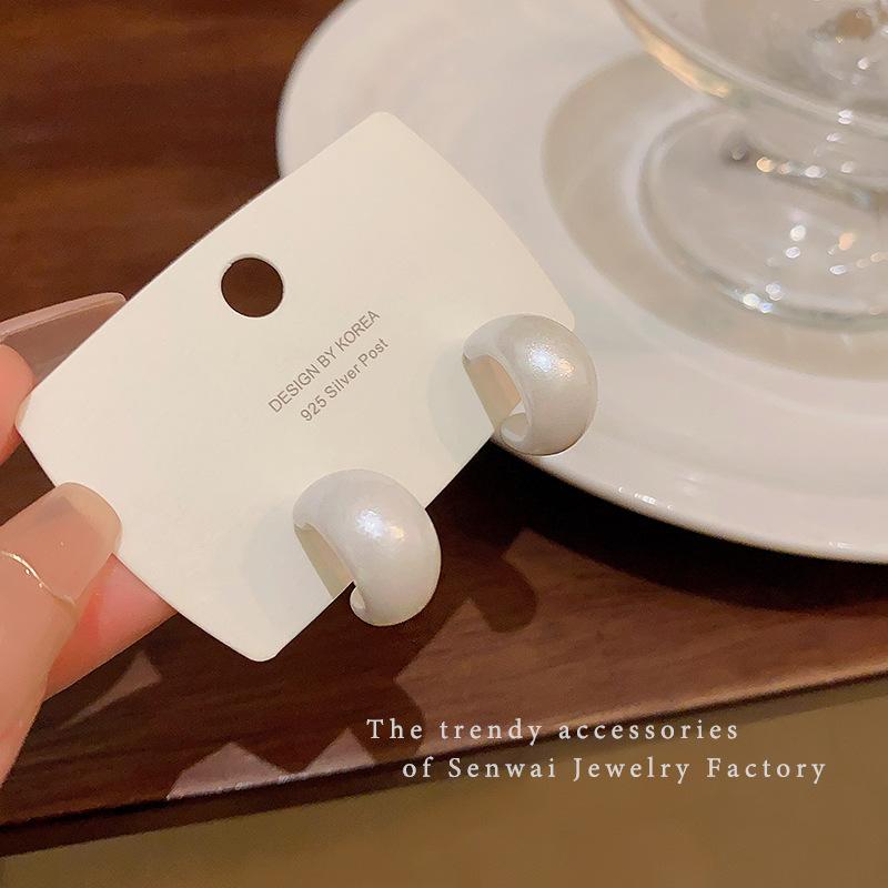 Серьги-кольца с жемчугом в форме буквы С, женские нишевые серьги-пусеты высокого класса, ретро взрывные серьги