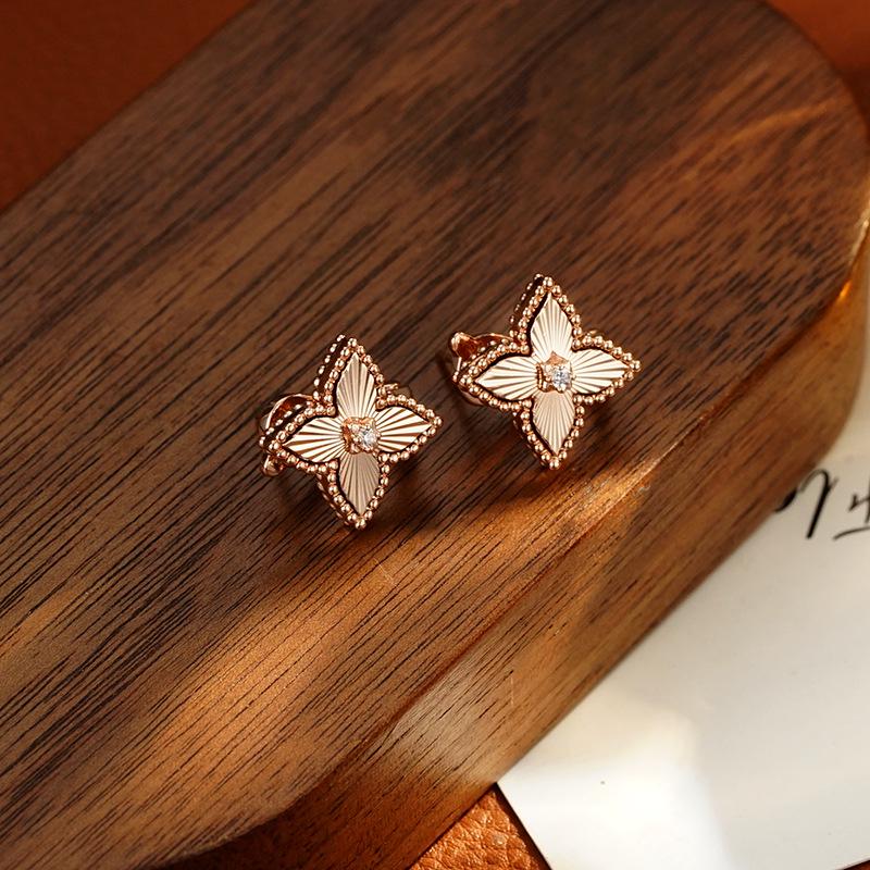 Wyrafinowane Luksusowe Kolczyki Sztyfty i Nausznice z Kwiatowym Wzorem