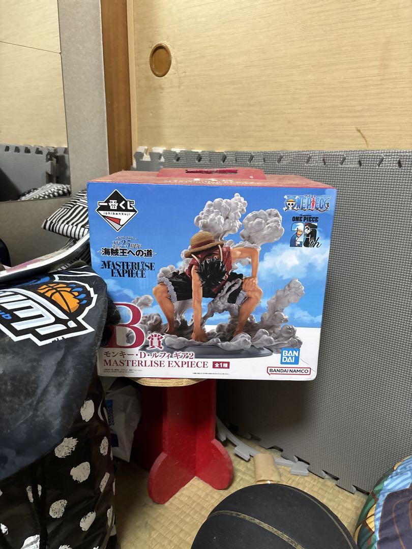 

[USED] This is a figure of Luffy from One Piece using Gear Second.
