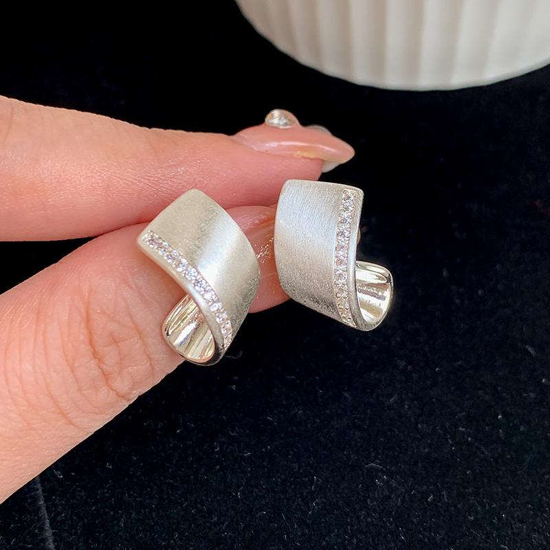 

Anenjery Personality Cool Zircon Smooth Geometric twisted Stud Earrings for Women Temperament Exquisite Ear Jewelry Accessory